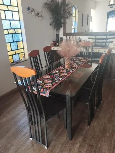 Mesa de ferroe vidro,cadeiras de ferro e madeira 