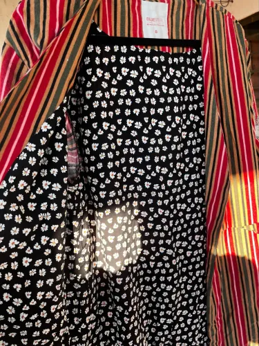Kimono forrado listrado com bordados florais nas mangas e costas - Bolsos frontais.
