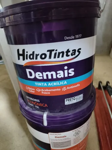 Vende-se 2 latas tinta preta hidroTinta preta