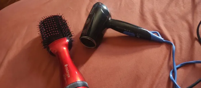 Escova e secador de cabelo