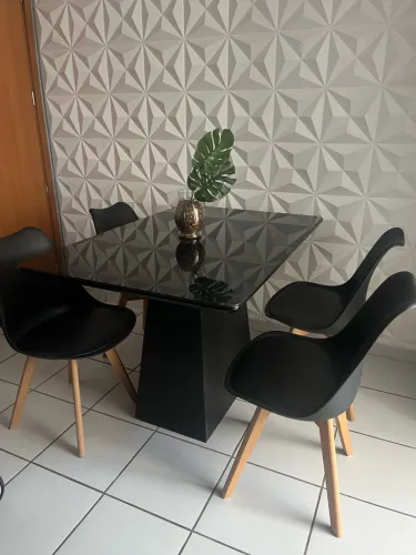 Mesa de jantar com quarto cadeiras 