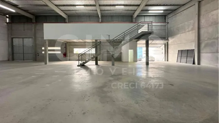 Galpão para locação em Brusque | 650m² |Mezanino, Doca e Pátio.
