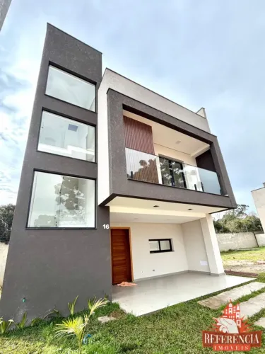 SOBRADO TRIPLEX NO RESIDENCIAL GARIBALDI, NA AVENIDA ANITA GARIBALDI.