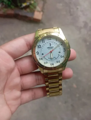 Relógio dourado impecável