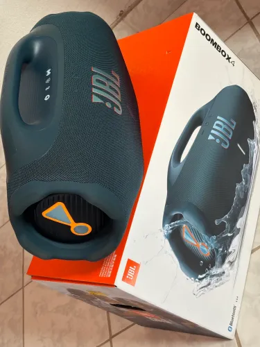 JBL boombox 4