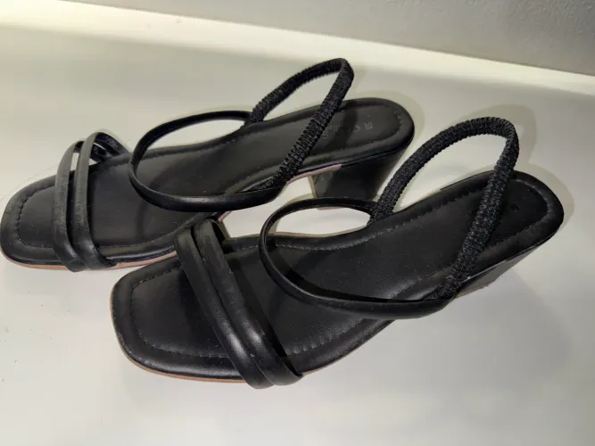 Sandália de salto baixo - preta 