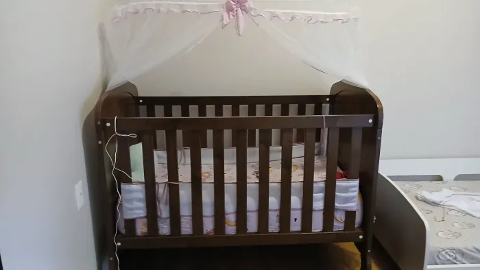 Berço com colchão e mosquiteiro