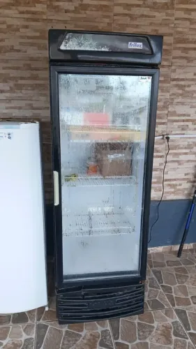 Refrigerador para bebidas Frilux em ótimo estado funcionando com iluminação