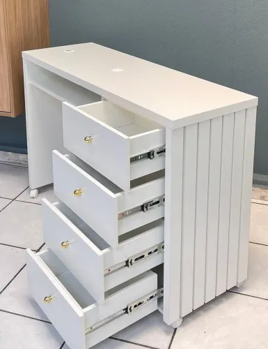 Escrivaninha Com Laterais Ripadas/Rodízio L 1.10 M