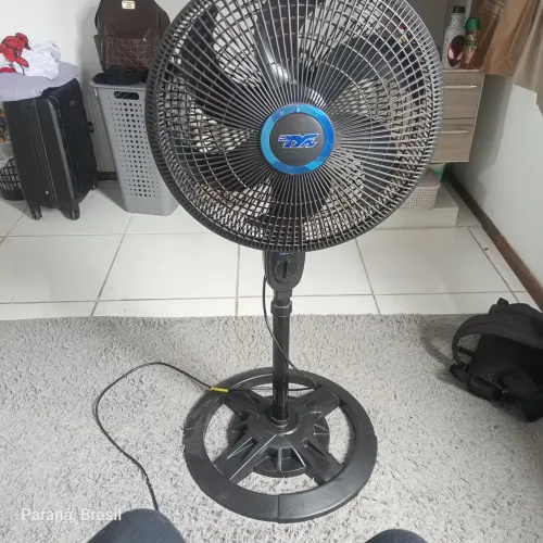 Vende-se um ventilador, semi usando perfeitas condições