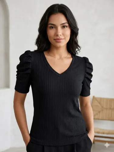Camiseta preta - COQUETA - com detalhe na manga - tamanho P