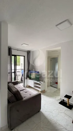Apartamento com 2 dormitórios, varanda e planejados de frente com a PUC em Campinas-SP.