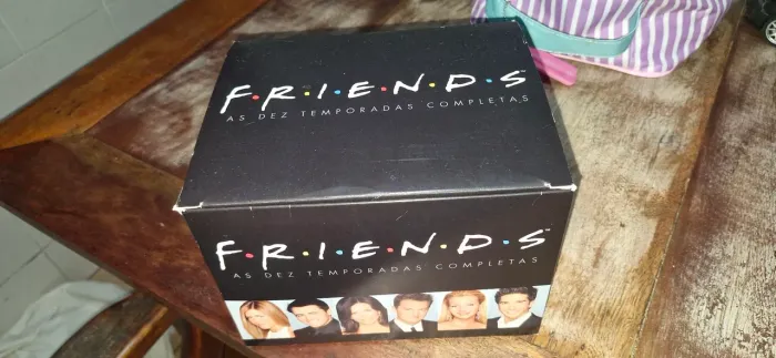 Box friends com 10 DVDs. Falta 1 DVD do 4. 