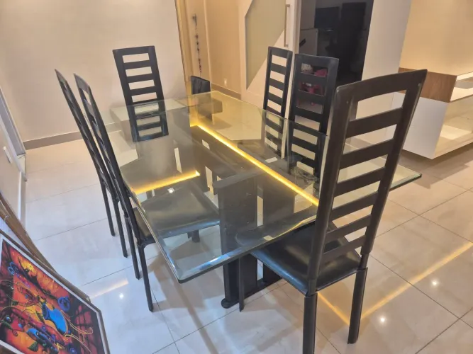 Conjunto de mesa de vidro e 6 cadeiras
