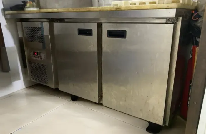 Bancada fria duas portas muito nova