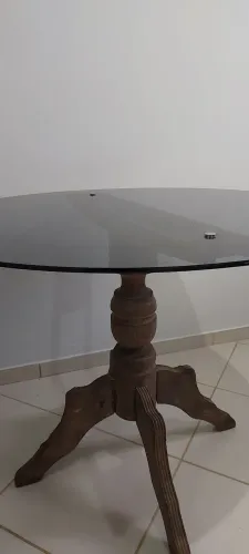 Mesa com base de sucupira e tampo de vidro