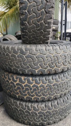 04 pneus aro 15 bf Goodrich 215/75/15 bons para jeep Jimmy e pequenas camionetes