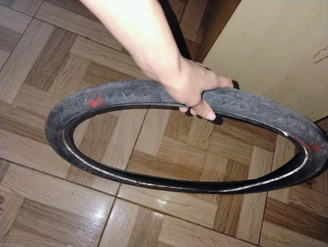 Pneu balão aro 24 só tem uma peça disponível pneu é usado mas está bem conservado