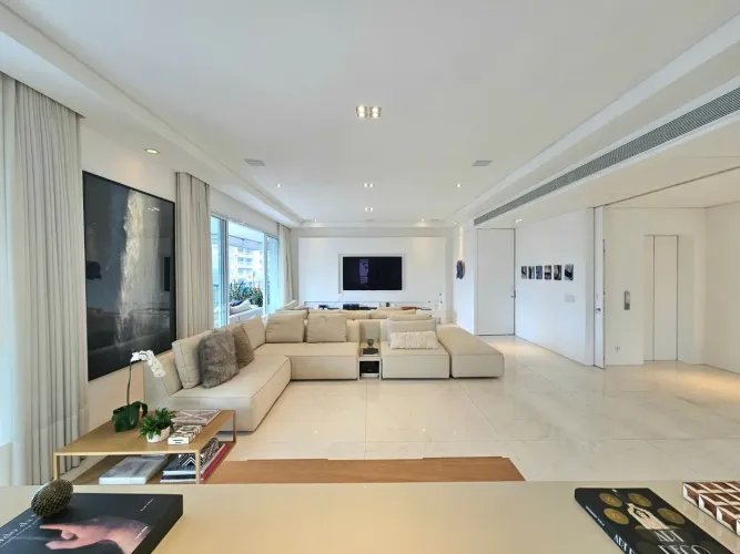 400 m², 4 suítes, 5 vagas Planta ampla com varanda gourmet em Moema