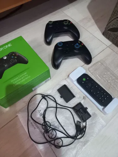 Xbox one console com kinect + 2 controles com bateria recarregáveis + controles remoto