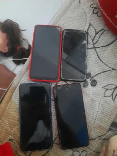 4 celulares com a tela quebrada