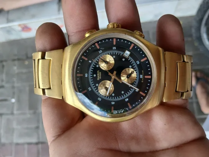 Relógio Swatch cara preta top o grande