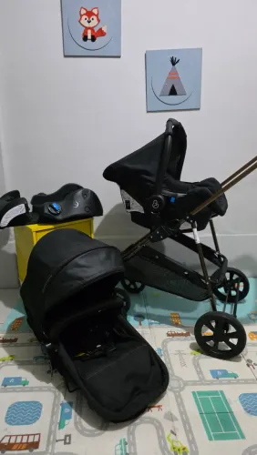 Carrinho Moisés com bebê conforto 