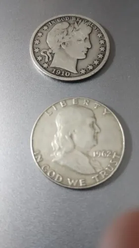 Duas moedas de prata Half dollar Franklin 1962 e Barbie 1910