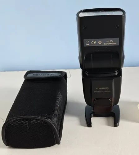 Flash SpeedLight YONGNUO modelo YN565EX alcance 12 metros com difusor e bolsa transporte