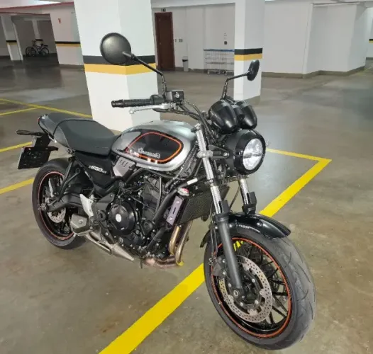 Moto Kawasaki Z650RS.