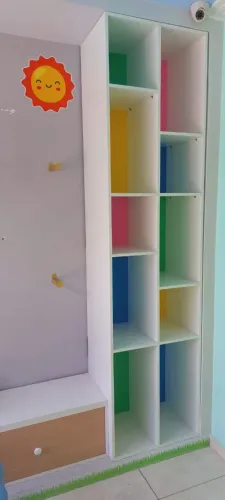 Estante com nichos coloridos