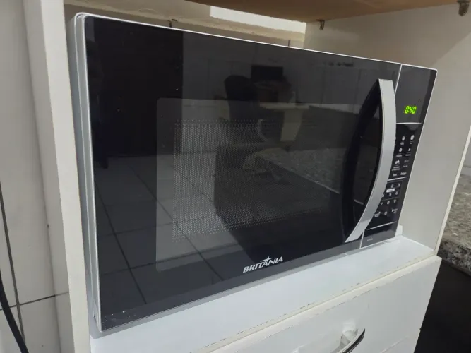 Micro-ondas Britânia BMO38 33L Espelhado - Excelente Estado