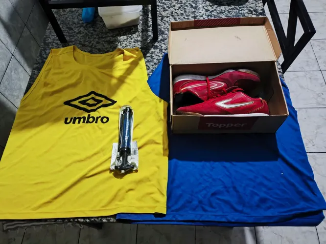 Tênis de futsal topoer costurado no bico 09 coletes da Umbro, uma bomba e bico para encher