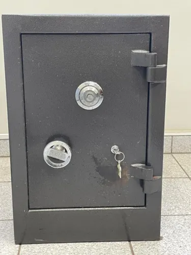 COFRE MECÂNICO CONCRETADO COM SEGREDO E CHAVE 