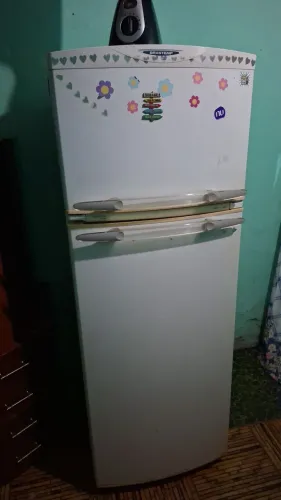 Vendo geladeira boa para uso