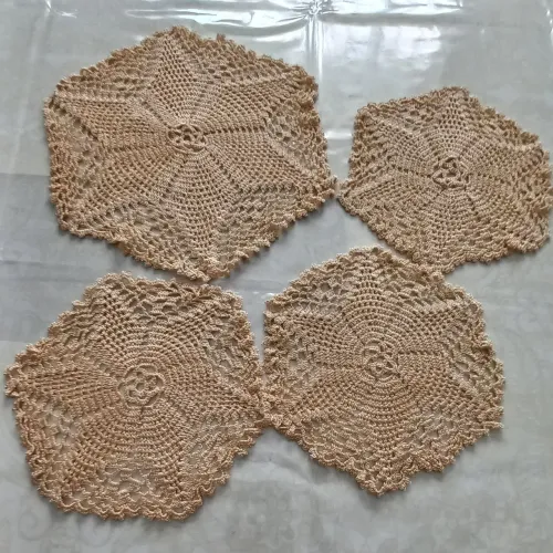 Um jogo de toalhinha  feta a mão de crochê. 