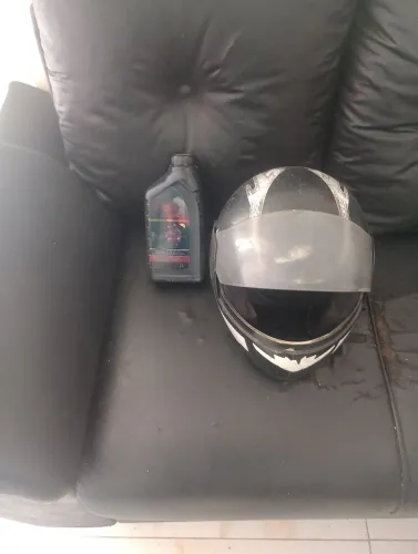 Um óleo de moto e um capacete