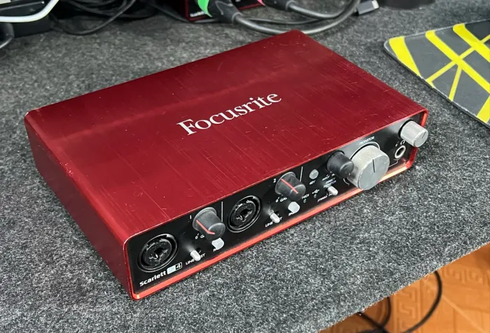 Interface de Áudio focusrite 2i4 (placa de áudio)