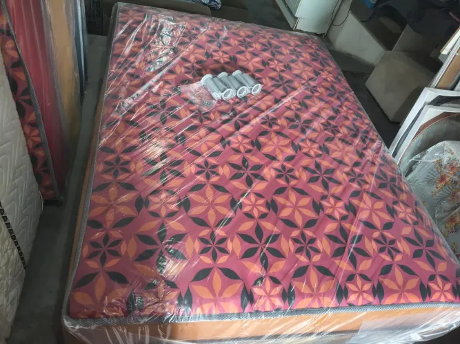 Cama Box casal de molas bonnel( nova)
