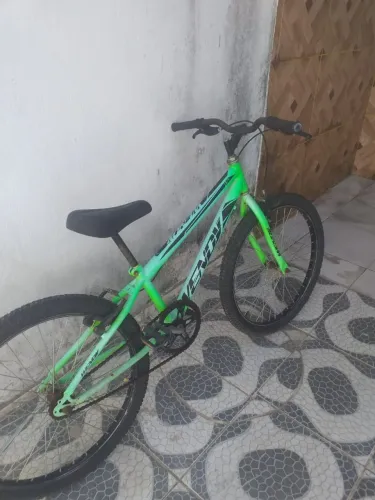 Vende se uma bicicleta aro 26 muito bem conservada.