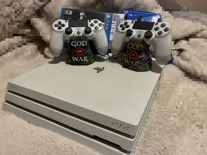 Playstation 4 edição god of war/ com 2 manetes e 30 jogos midIa fisica