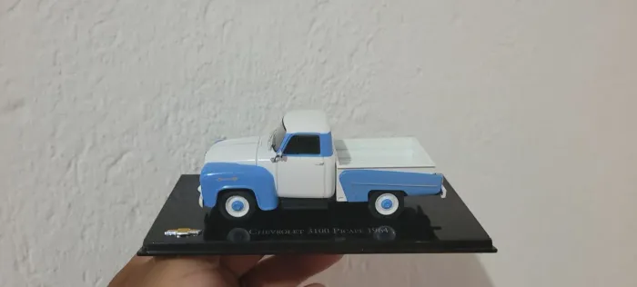 Miniatura chevrolet 3100 picape 1964 na escala 1/43