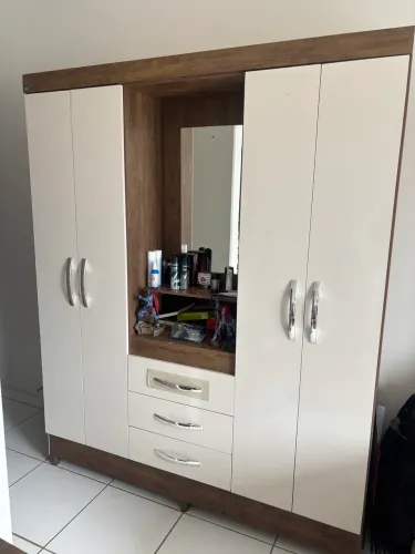 Guarda roupa 4 portas, 3 gavetas com espelho