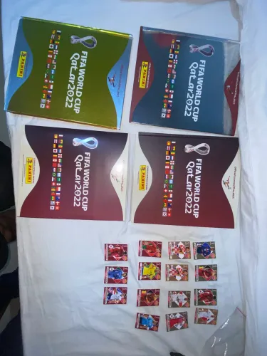 4 álbuns copa 2022 completos + 15 figurinhas extra