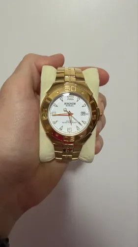 Relógio dourado Magnum