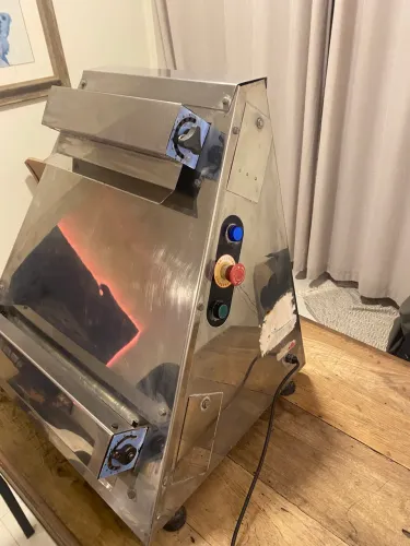 Máquina Industrial de Abrir massas de pizzas/ semi nova