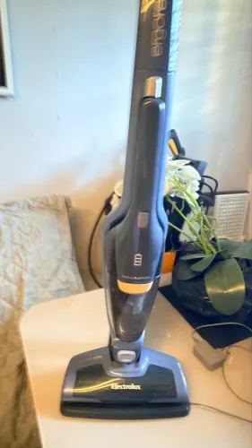 Aspirador Eletrolux sem fio semi novo