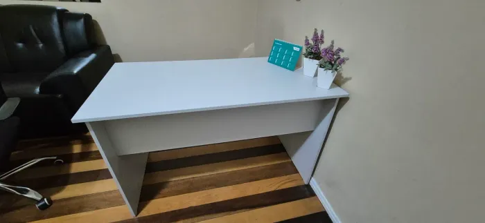 Mesa de escritório cinza com gaveta