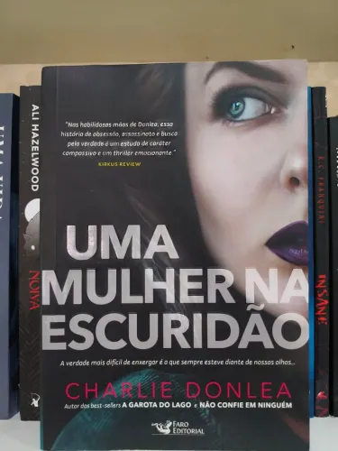 Uma mulher na escuridão