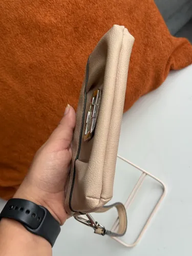 Carteira de mão de couro Guess